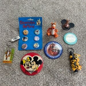 Vintage Disneyland/Walt Disney World Lot Character Buttons Pins Keychains